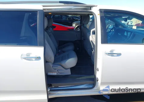 2015 Toyota Sienna Xle 8 Passenger z USA, uszkodzony, nr VIN 5TDYK3DC1FS674926